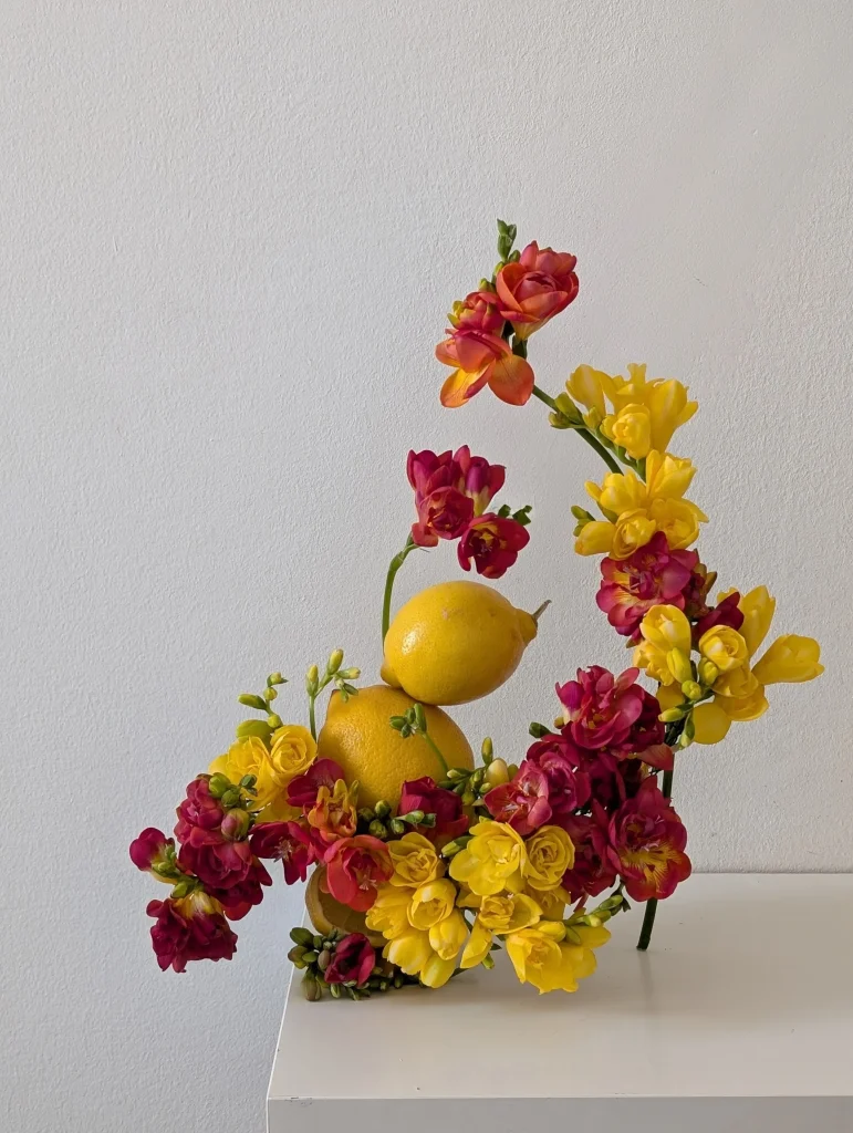 Sculptural floristry with organic movement